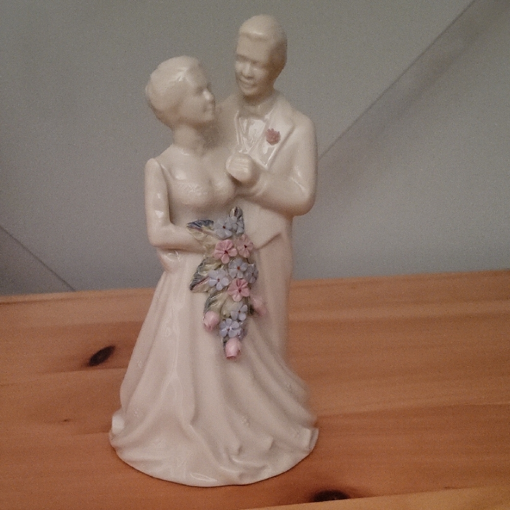 Elegant Porcelain Wedding Couple Figurine vintage